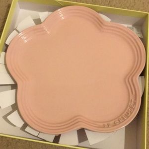Brand New Le Creuset Pink Flower Plates 2pc (9”)